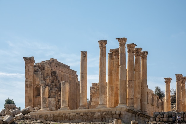 Colpo grandangolare di un antico edificio con torri a Jerash, Giordania