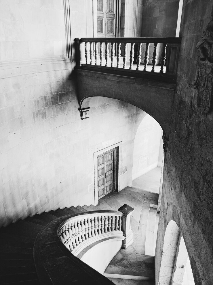 Foto gratuito colpo in scala di grigi delle scale e delle sale del palazzo dell'alhambra di granada, in spagna