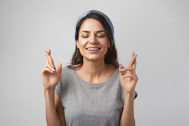 Colpo isolato di splendida giovane donna dai capelli scuri alla moda