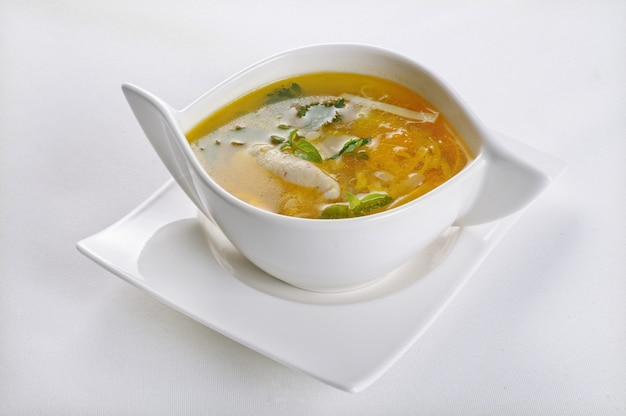 Colpo isolato di una ciotola bianca con zuppa calda e acida - perfetto per un blog di alimenti o un menu