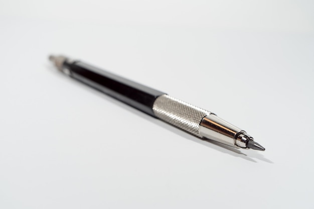Colpo isolato di una penna a inchiostro con uno sfondo bianco