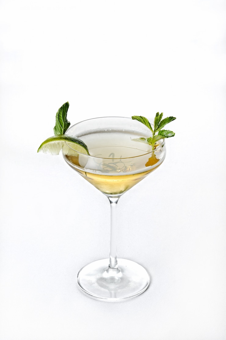 Foto gratuito colpo isolato verticale del cocktail