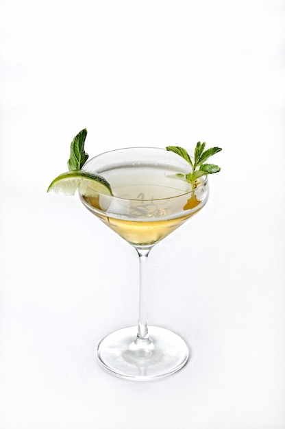 Colpo isolato verticale del cocktail