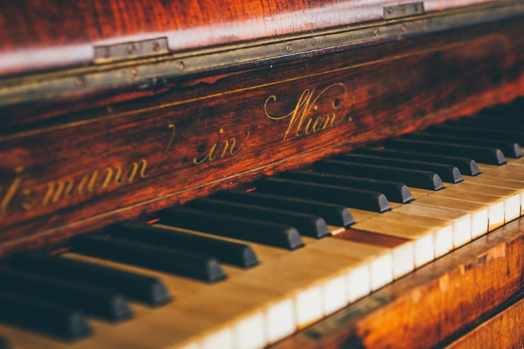 Foto gratuito colpo largo del primo piano della tastiera di piano marrone