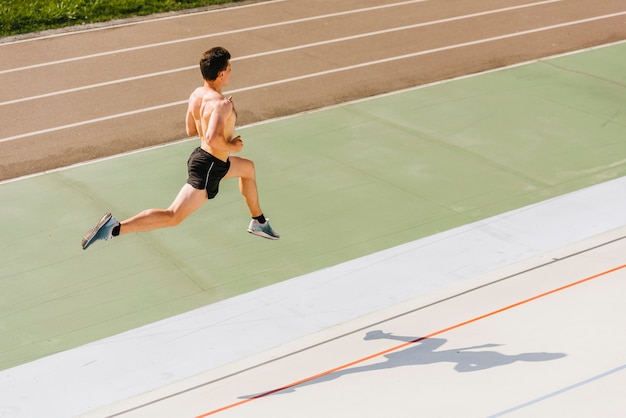 Colpo lungo dell'atleta di salto