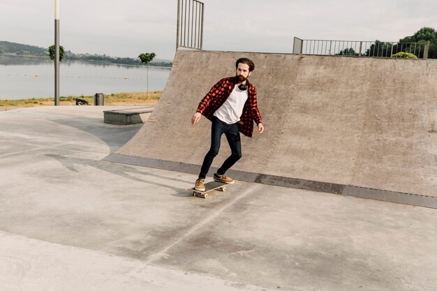 Colpo lungo dell'uomo allo skate park