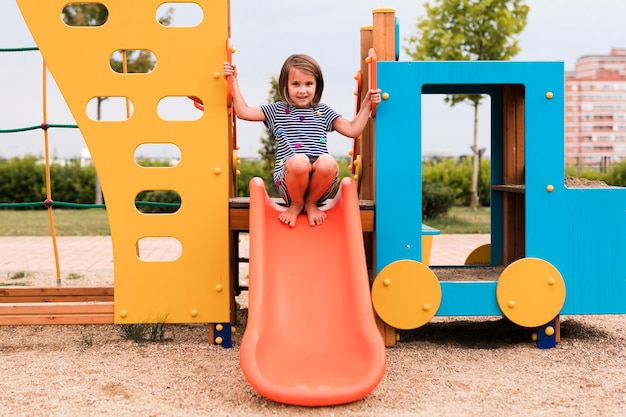 Colpo lungo di bella ragazza divertendosi nel parco