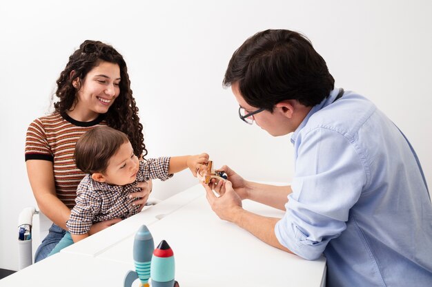 Colpo medio bambino essere curioso alla visita del medico