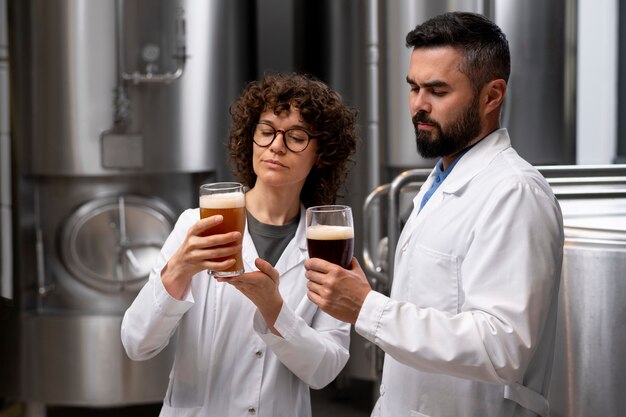 Colpo medio che lavora nella fabbrica di birra