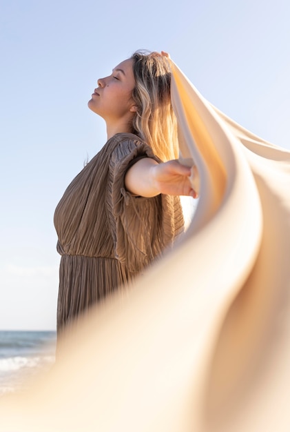 Colpo medio del panno della holding della donna