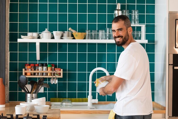 Colpo medio del piatto di lavaggio dell'uomo di smiley