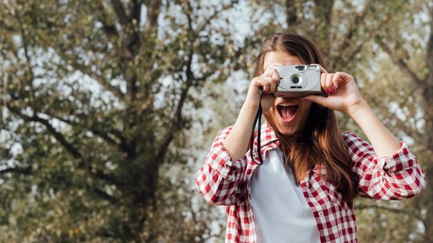 Colpo medio del viaggiatore che prende una foto