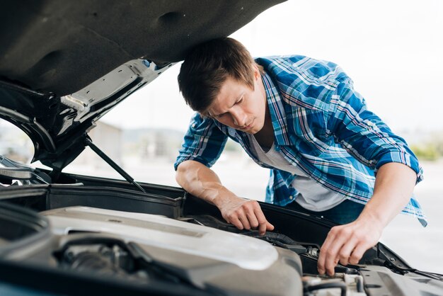 Colpo medio dell'uomo che controlla motore