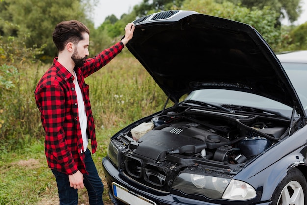 Colpo medio dell'uomo che controlla motore