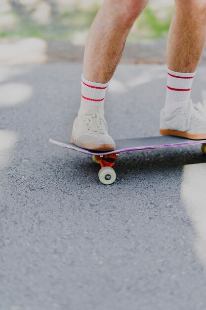 Colpo medio dell'uomo su skateboard