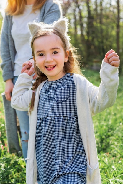 Colpo medio della bambina adorabile