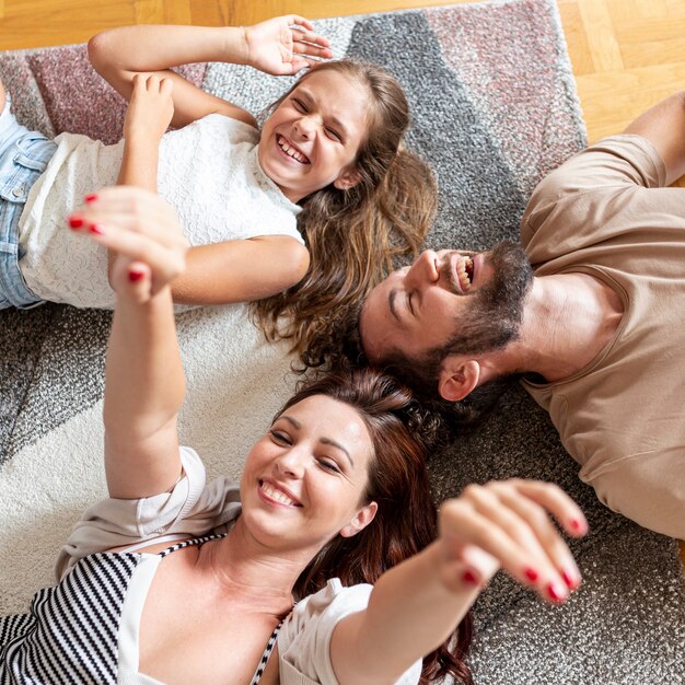 Colpo medio della bella famiglia divertendosi