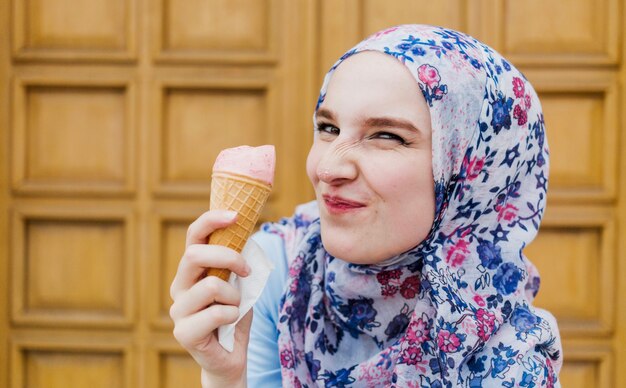 Colpo medio della donna che mangia il gelato