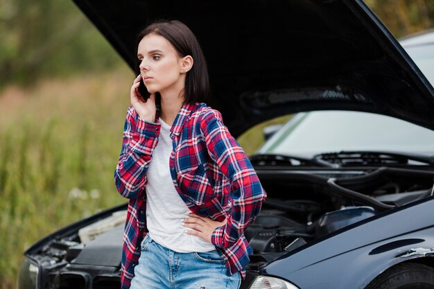 Colpo medio della donna che parla sul telefono