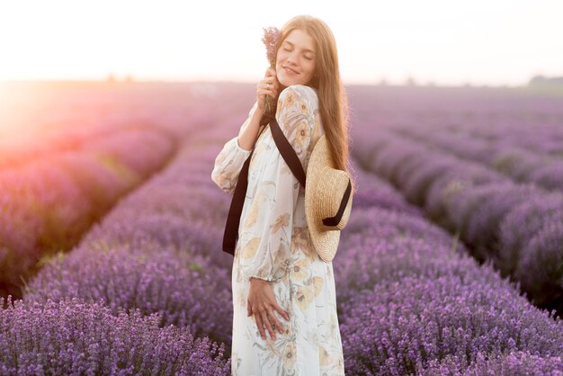 Colpo medio della donna che si rilassa in natura