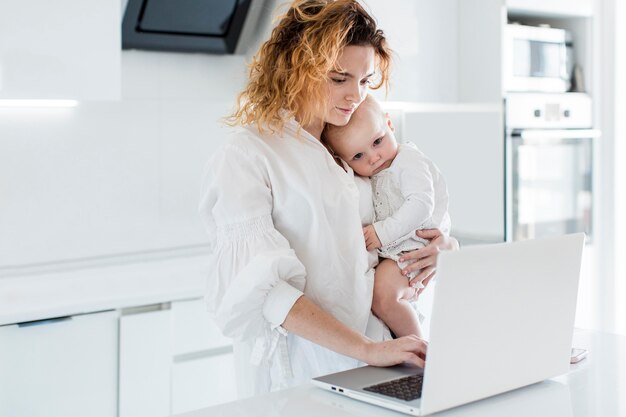 Colpo medio della donna che tiene bambino