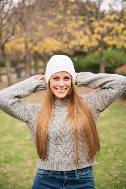 Colpo medio della donna sorridente nel parco