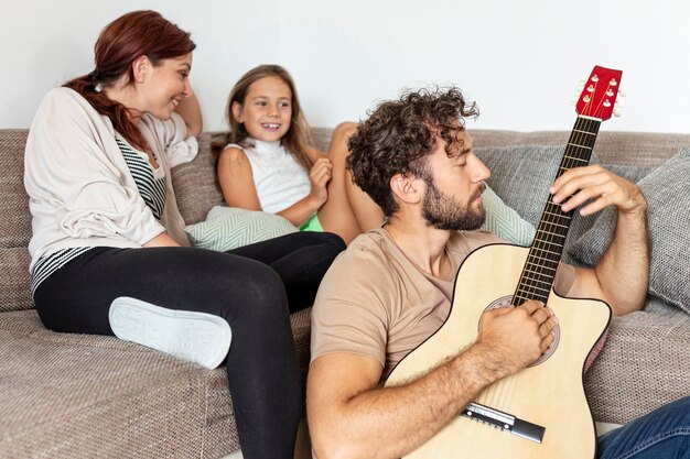 Colpo medio della famiglia che si rilassa insieme