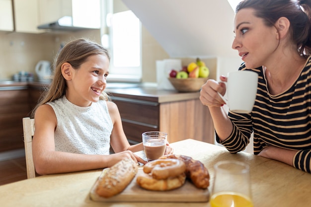 Colpo medio della madre e della figlia in cucina