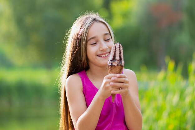 Colpo medio della ragazza con gelato al cioccolato