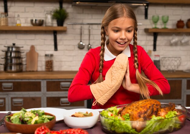 Colpo medio della ragazza pronta a mangiare il tacchino del ringraziamento