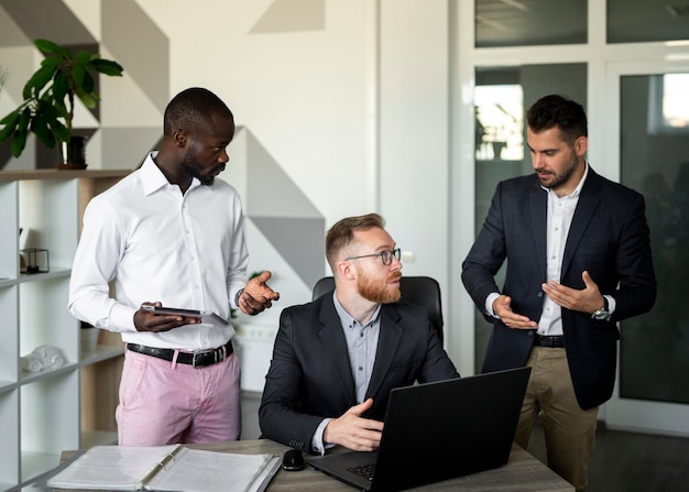 Colpo medio di colleghi di lavoro