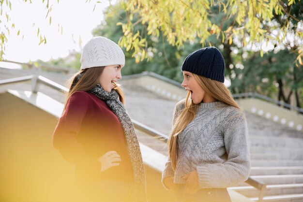 Colpo medio di due giovani donne che si guardano