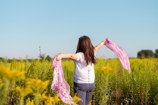 Colpo medio di giovane donna in natura