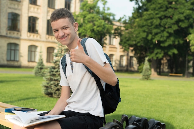 Colpo medio di vista laterale dell&#39;adolescente sorridente