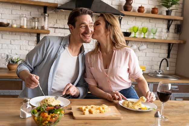 Colpo medio donna che bacia uomo