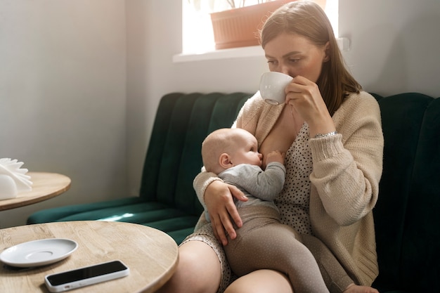 Colpo medio donna che beve caffè