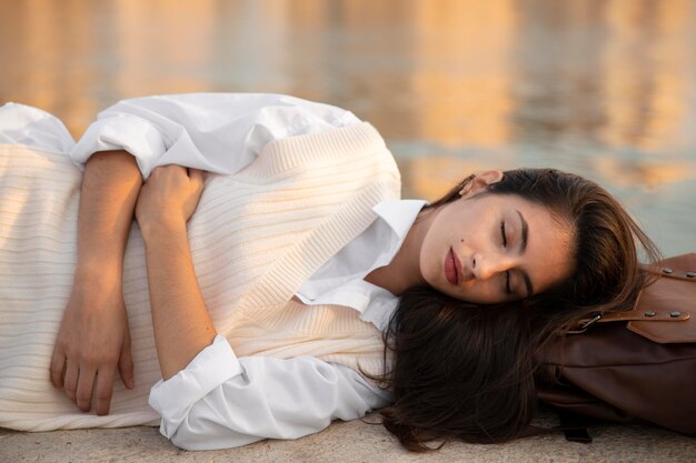 Colpo medio donna che dorme sul sacco