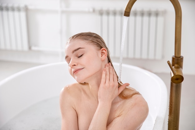 Colpo medio donna che fa il bagno