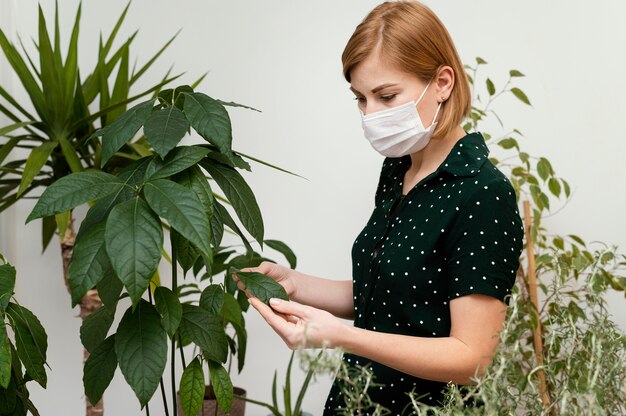 Colpo medio donna che indossa maschera medica