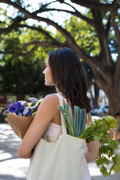 Colpo medio donna con borsa