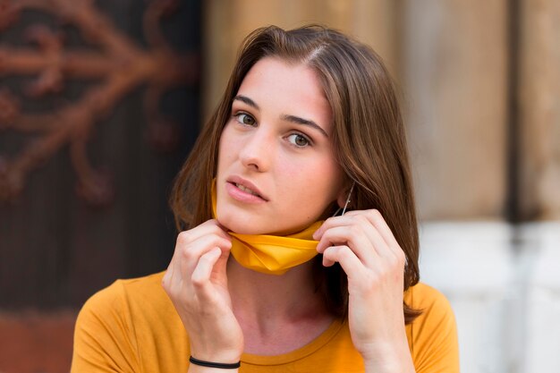 Colpo medio donna con maschera gialla