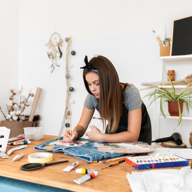 Colpo medio donna con pennello da pittura