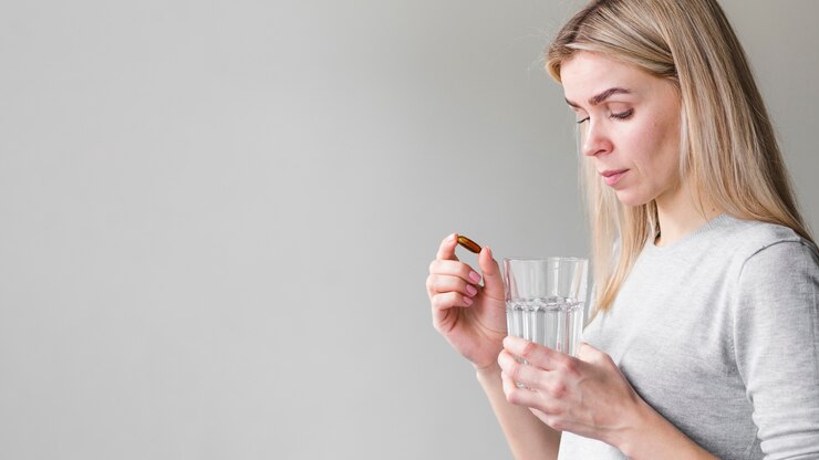 Foto gratuito colpo medio donna con pillola