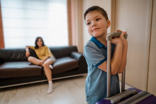 Colpo medio donna e bambino al chiuso