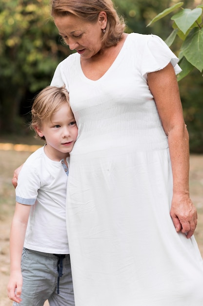 Colpo medio donna e bambino fuori