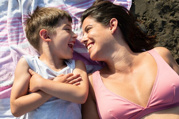 Colpo medio donna e bambino in spiaggia