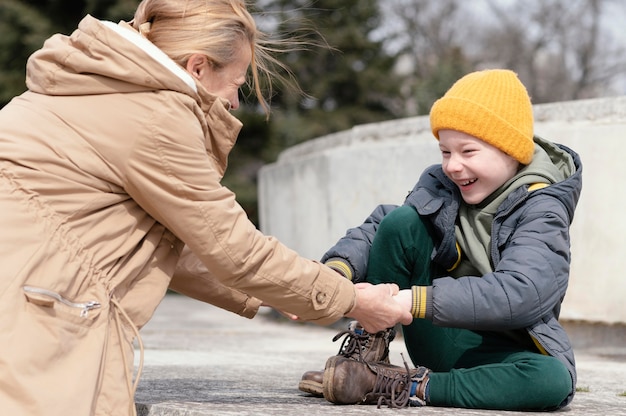 Colpo medio donna e bambino sorridente