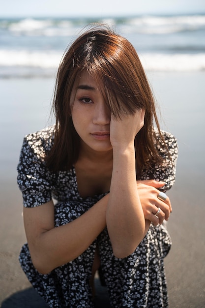 Colpo medio donna giapponese in spiaggia
