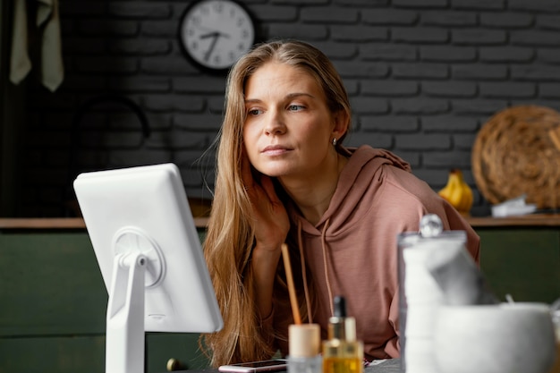 Colpo medio donna guardarsi allo specchio