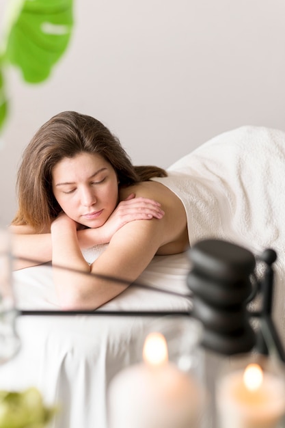 Colpo medio donna sul lettino da massaggio